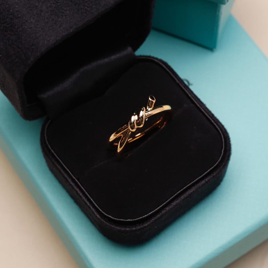 replik,replica,schmuck,1:1,beste,ohrringe,ring,Repliken Doppelreihiger Tiffany-Ring mit T-Knoten replik,replica,schmuck,1:1,beste,ohrringe,ring,Repliken Doppelreihiger Tiffany-Ring mit T-Knoten