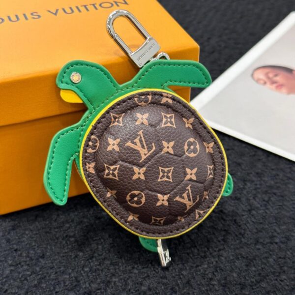 replik,replica,schmuck,1:1,beste,ohrringe,ring,Repliken Louis Vuitton Schildkrötentaschen-Schlüsselanhänger (E845)