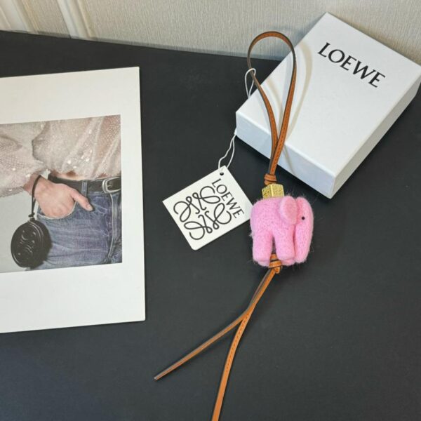 replik,replica,schmuck,1:1,beste,ohrringe,ring,Repliken Loewe Anhänger „Piggy Pendant“ aus Filz und Rindsleder (F83D)