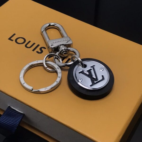 replik,replica,schmuck,1:1,beste,ohrringe,ring,Repliken Louis Vuitton M68460 langer V-Logo-Schlüsselanhänger mit Taschendekoration (C2C6)