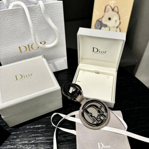 replik,replica,schmuck,1:1,beste,ohrringe,ring,Repliken Der Dior-Schlüsselanhänger ist eine Hommage an das klassische CD-Diamond-Logo