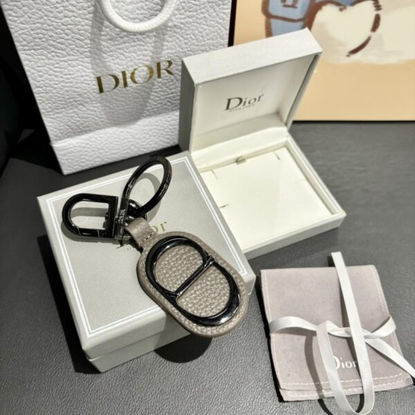 replik,replica,schmuck,1:1,beste,ohrringe,ring,Repliken Der Dior-Schlüsselanhänger ist eine Hommage an das klassische CD-Diamond-Logo