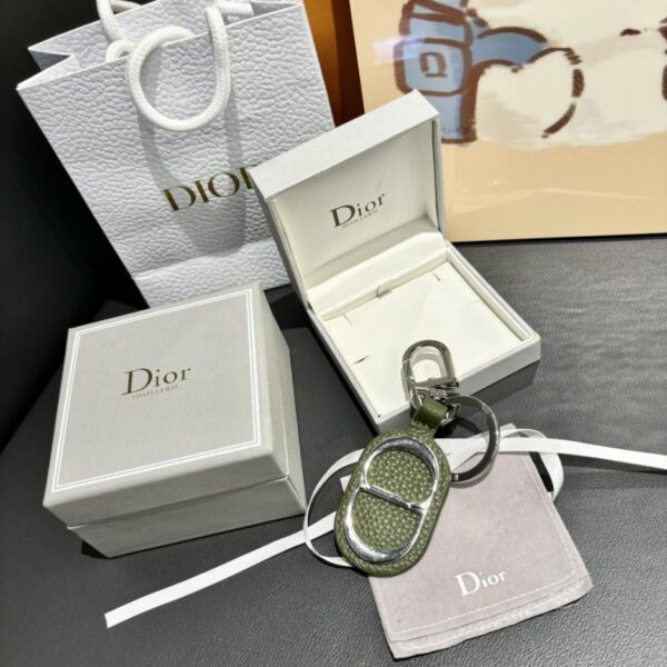 replik,replica,schmuck,1:1,beste,ohrringe,ring,Repliken Der Dior-Schlüsselanhänger ist eine Hommage an das klassische CD-Diamond-Logo