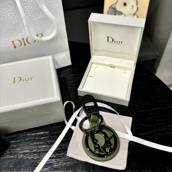 replik,replica,schmuck,1:1,beste,ohrringe,ring,Repliken Der Dior-Schlüsselanhänger ist eine Hommage an das klassische CD-Diamond-Logo