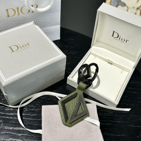 replik,replica,schmuck,1:1,beste,ohrringe,ring,Repliken Der Dior-Schlüsselanhänger ist eine Hommage an das klassische CD-Diamond-Logo