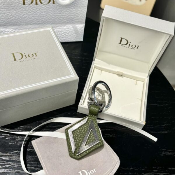replik,replica,schmuck,1:1,beste,ohrringe,ring,Repliken Der Dior-Schlüsselanhänger ist eine Hommage an das klassische CD-Diamond-Logo