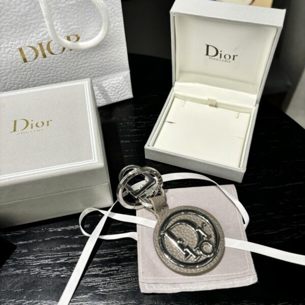 replik,replica,schmuck,1:1,beste,ohrringe,ring,Repliken Der Dior-Schlüsselanhänger ist eine Hommage an das klassische CD-Diamond-Logo