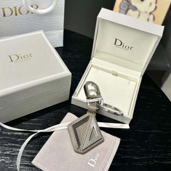 replik,replica,schmuck,1:1,beste,ohrringe,ring,Repliken Der Dior-Schlüsselanhänger ist eine Hommage an das klassische CD-Diamond-Logo