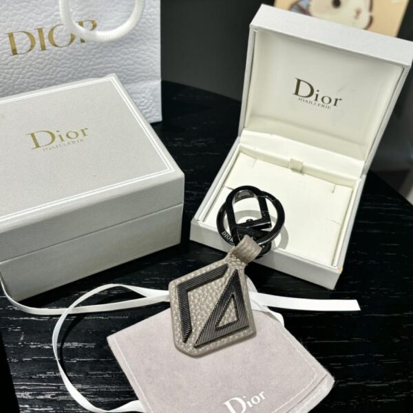 replik,replica,schmuck,1:1,beste,ohrringe,ring,Repliken Der Dior-Schlüsselanhänger ist eine Hommage an das klassische CD-Diamond-Logo