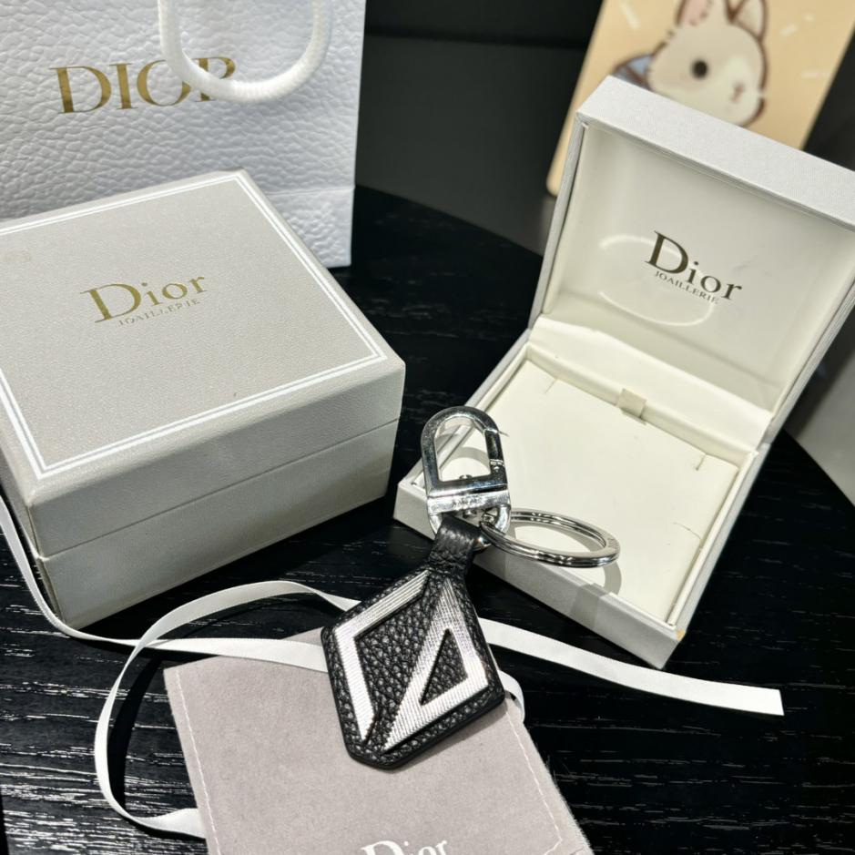 replik,replica,schmuck,1:1,beste,ohrringe,ring,Repliken Der Dior-Schlüsselanhänger ist eine Hommage an das klassische CD-Diamond-Logo replik,replica,schmuck,1:1,beste,ohrringe,ring,Repliken Der Dior-Schlüsselanhänger ist eine Hommage an das klassische CD-Diamond-Logo