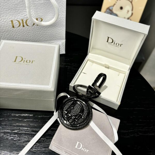 replik,replica,schmuck,1:1,beste,ohrringe,ring,Repliken Der Dior-Schlüsselanhänger ist eine Hommage an das klassische CD-Diamond-Logo
