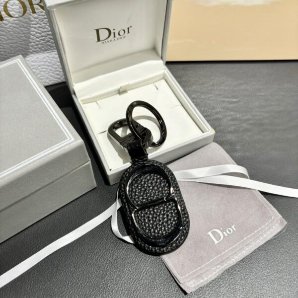 replik,replica,schmuck,1:1,beste,ohrringe,ring,Repliken Der Dior-Schlüsselanhänger ist eine Hommage an das klassische CD-Diamond-Logo