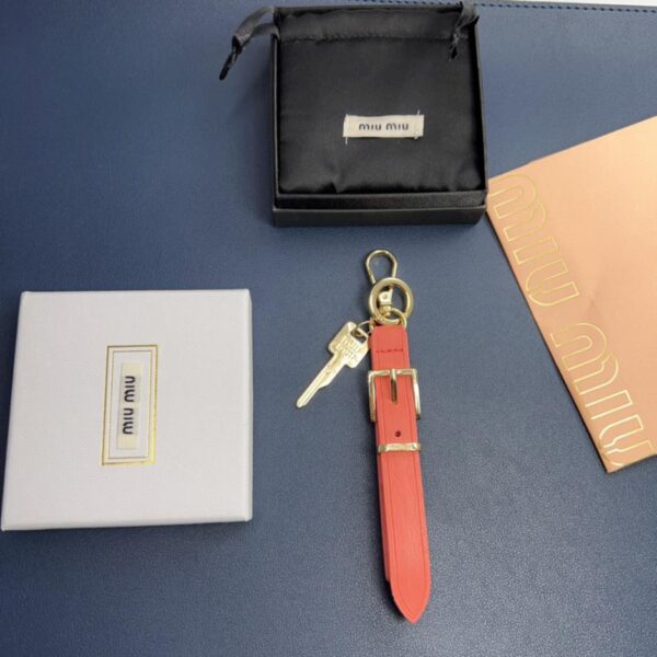 replik,replica,schmuck,1:1,beste,ohrringe,ring,Repliken MiuMiu Echtleder Schlüsseltaschenanhänger Autoschlüsselring (AF29)