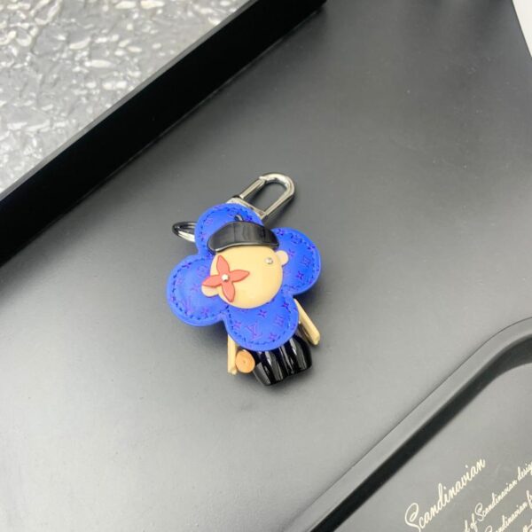 replik,replica,schmuck,1:1,beste,ohrringe,ring,Repliken Louis Vuitton neuer Sommer-Taschenanhänger im Vivienne-Blau mit Schlüsselanhänger