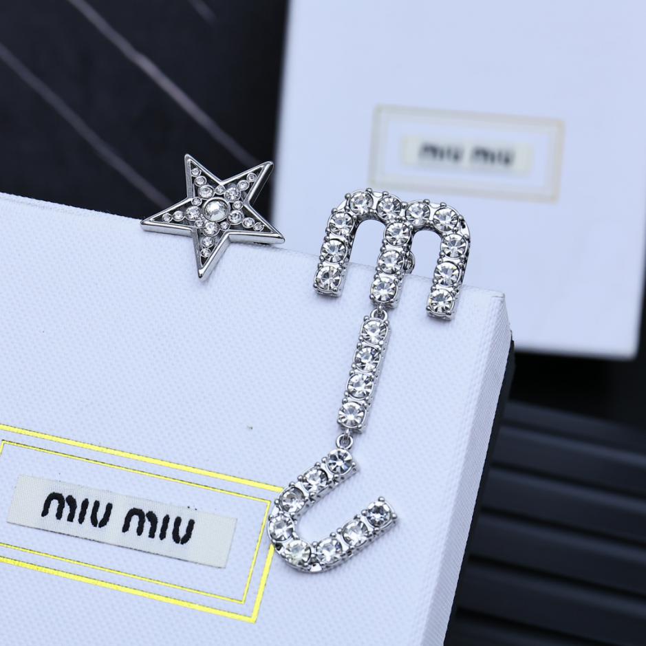replik,replica,schmuck,1:1,beste,ohrringe,ring,Repliken Miu Miu Buchstaben-Stern-Ohrringe mit asymmetrischem Buchstaben (957C) replik,replica,schmuck,1:1,beste,ohrringe,ring,Repliken Miu Miu Buchstaben-Stern-Ohrringe mit asymmetrischem Buchstaben (957C)