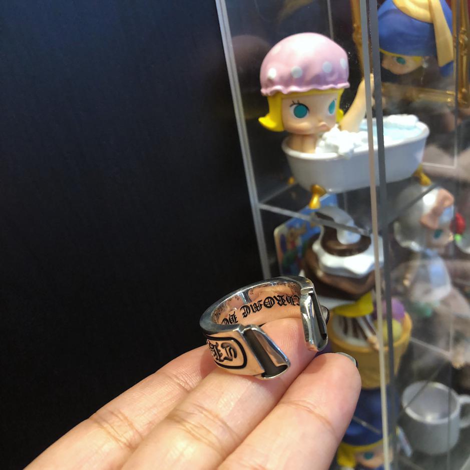 replik,replica,schmuck,1:1,beste,ohrringe,ring,Repliken Glänzender Scroll-Ring mit verchromten Herzen replik,replica,schmuck,1:1,beste,ohrringe,ring,Repliken Glänzender Scroll-Ring mit verchromten Herzen
