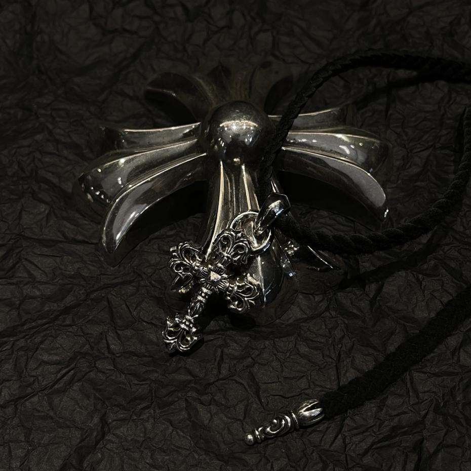 replik,replica,schmuck,1:1,beste,ohrringe,ring,Repliken Chrome Hearts Flammenkreuz-Halskette aus geflochtenem Lederband replik,replica,schmuck,1:1,beste,ohrringe,ring,Repliken Chrome Hearts Flammenkreuz-Halskette aus geflochtenem Lederband