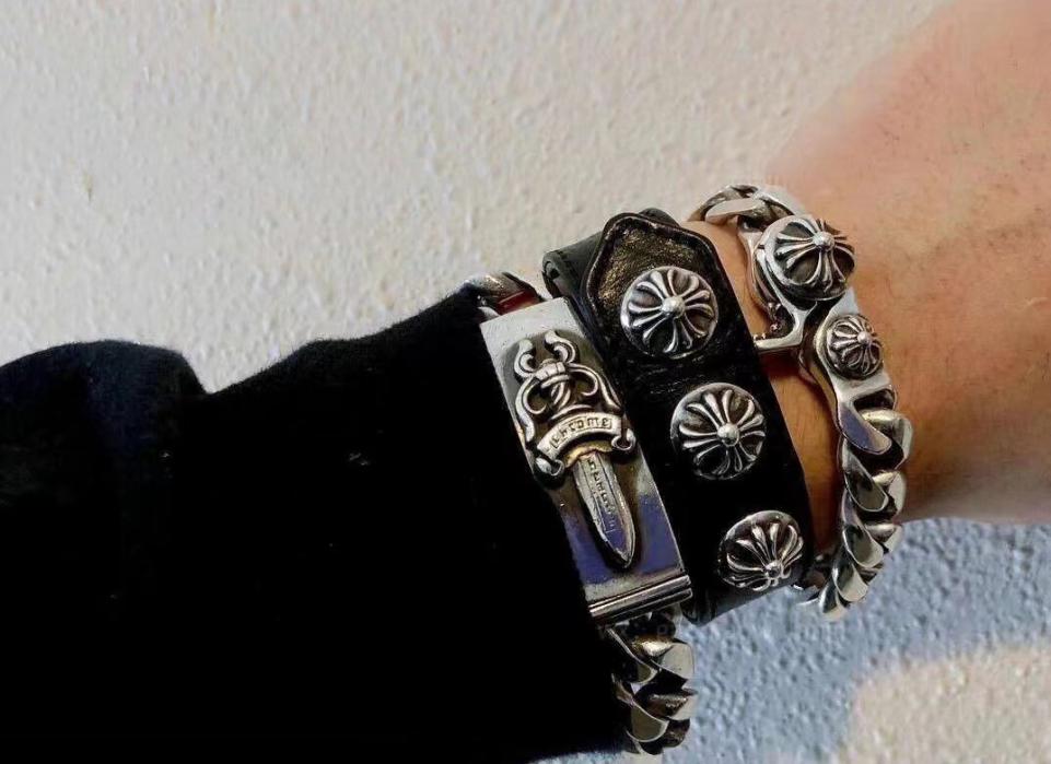 replik,replica,schmuck,1:1,beste,ohrringe,ring,Repliken Mittelgroßes Schwertarmband mit Chromherzen replik,replica,schmuck,1:1,beste,ohrringe,ring,Repliken Mittelgroßes Schwertarmband mit Chromherzen