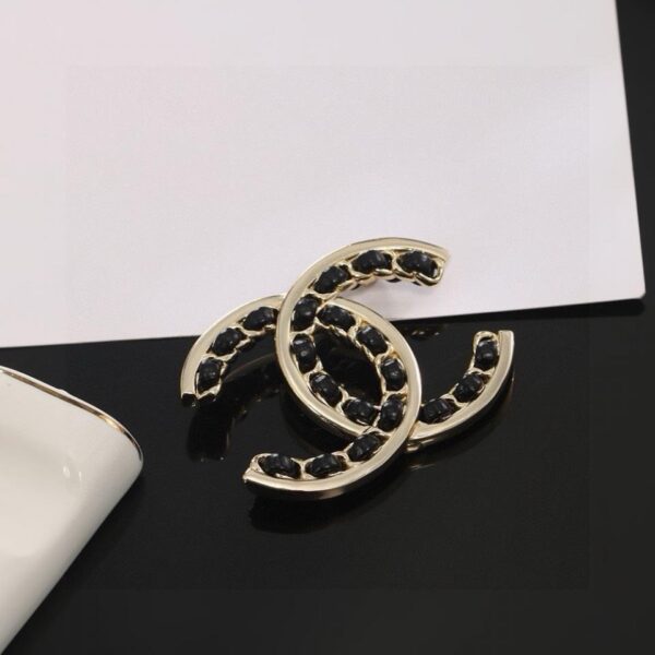 replik,replica,schmuck,1:1,beste,ohrringe,ring,Repliken Chanel-Neueinführung: Double C-Brosche aus schwarzem Leder (DE44)