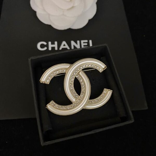 replik,replica,schmuck,1:1,beste,ohrringe,ring,Repliken Weiße Chanel-Brosche mit Halbdiamanten (B5C5)