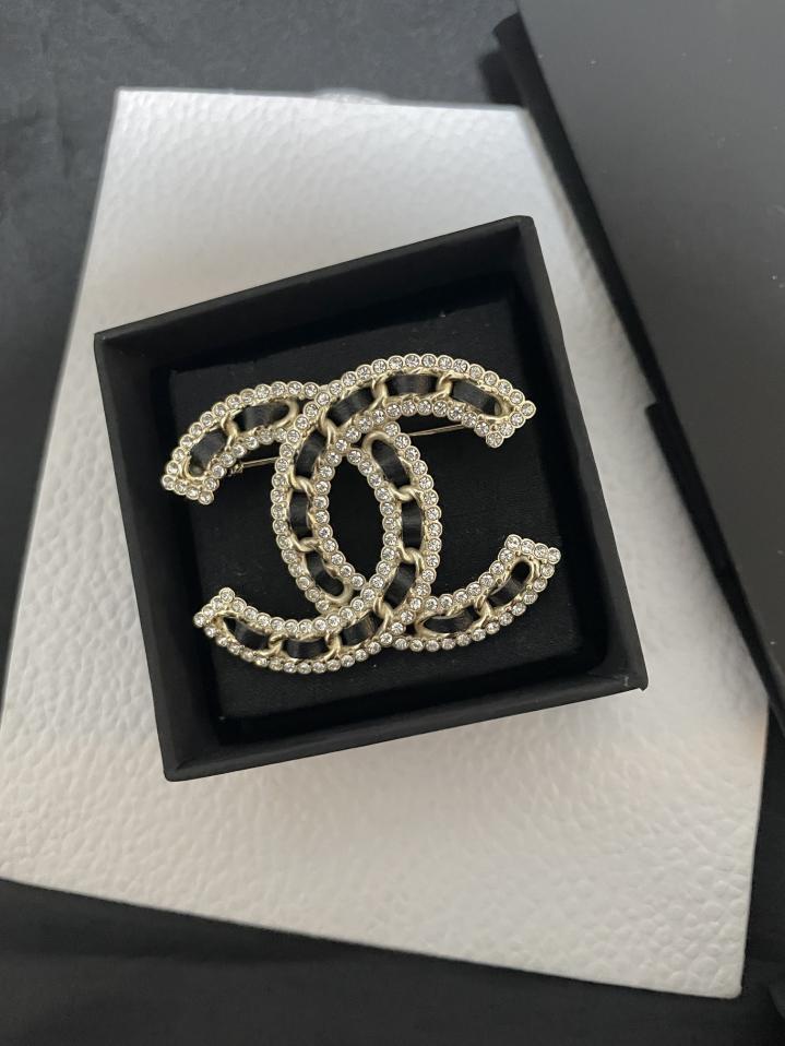 replik,replica,schmuck,1:1,beste,ohrringe,ring,Repliken Chanel neue Brosche aus Leder + Diamant-Doppel-C-Brosche (5291) replik,replica,schmuck,1:1,beste,ohrringe,ring,Repliken Chanel neue Brosche aus Leder + Diamant-Doppel-C-Brosche (5291)