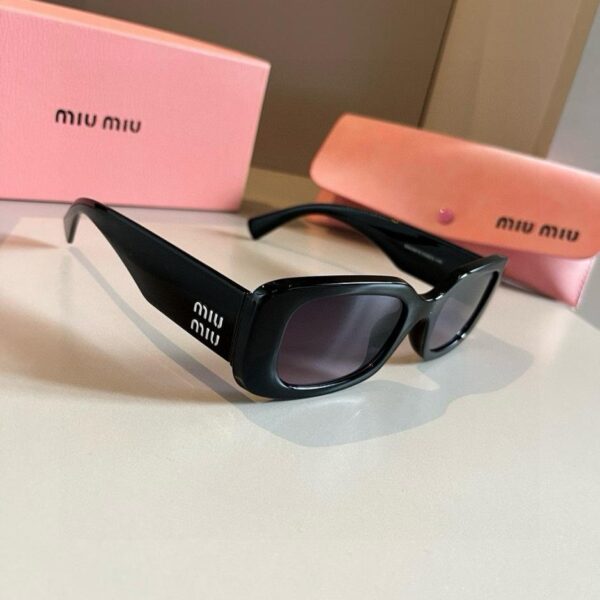 replik,replica,schmuck,1:1,beste,ohrringe,ring,Repliken Miu Miu Sonnenbrille schwarz und weiß mit Logo