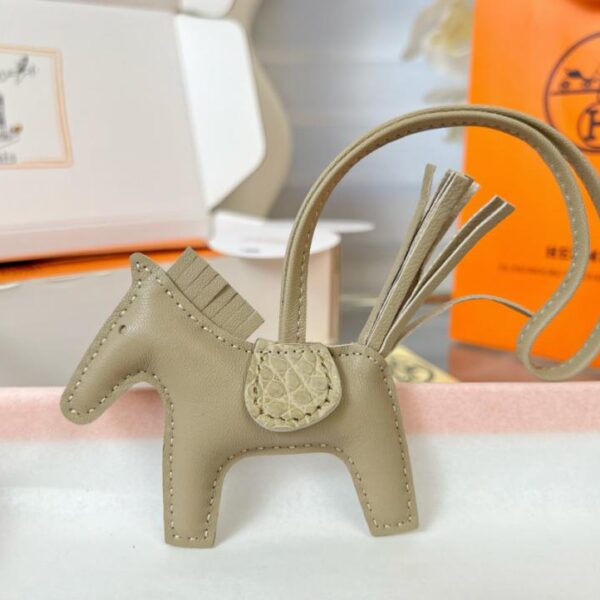 replik,replica,schmuck,1:1,beste,ohrringe,ring,Repliken Original hochwertiger HERMES Rodeo Pegase Taschenanhänger und Schlüsselanhänger mit handgefertigten Nähten