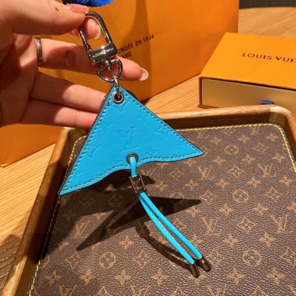 replik,replica,schmuck,1:1,beste,ohrringe,ring,Repliken Louis Vuitton „Halten Sie einen Drachen und erkunden Sie Paris“-Taschenanhänger als Schlüsselanhänger