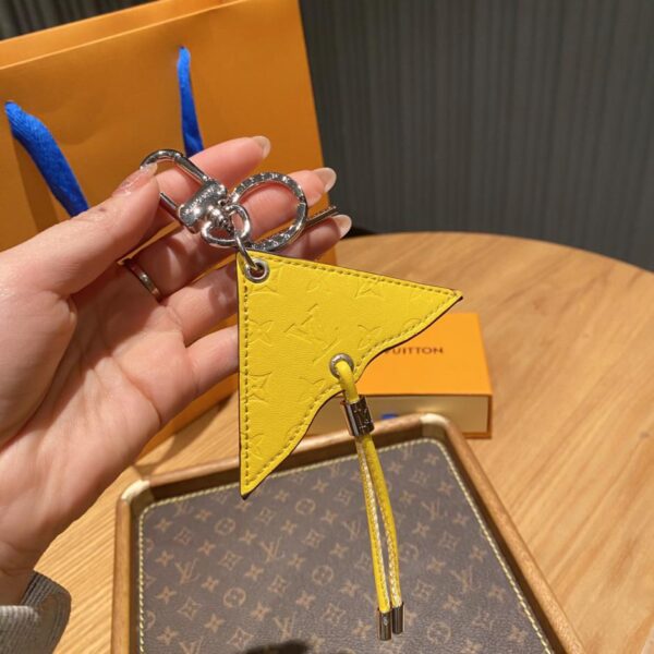 replik,replica,schmuck,1:1,beste,ohrringe,ring,Repliken Louis Vuitton „Halten Sie einen Drachen und erkunden Sie Paris“-Taschenanhänger als Schlüsselanhänger