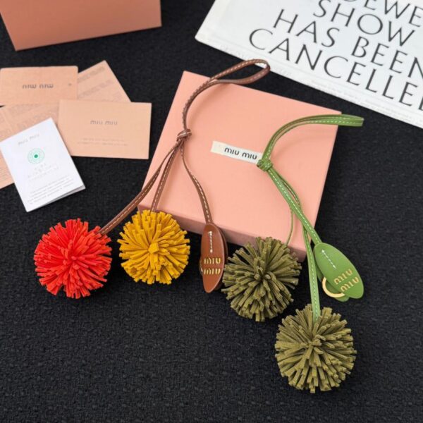 replik,replica,schmuck,1:1,beste,ohrringe,ring,Repliken MIUMIU Leder-Nubuk-Pom-Pom-Taschenanhänger, 2 Farben