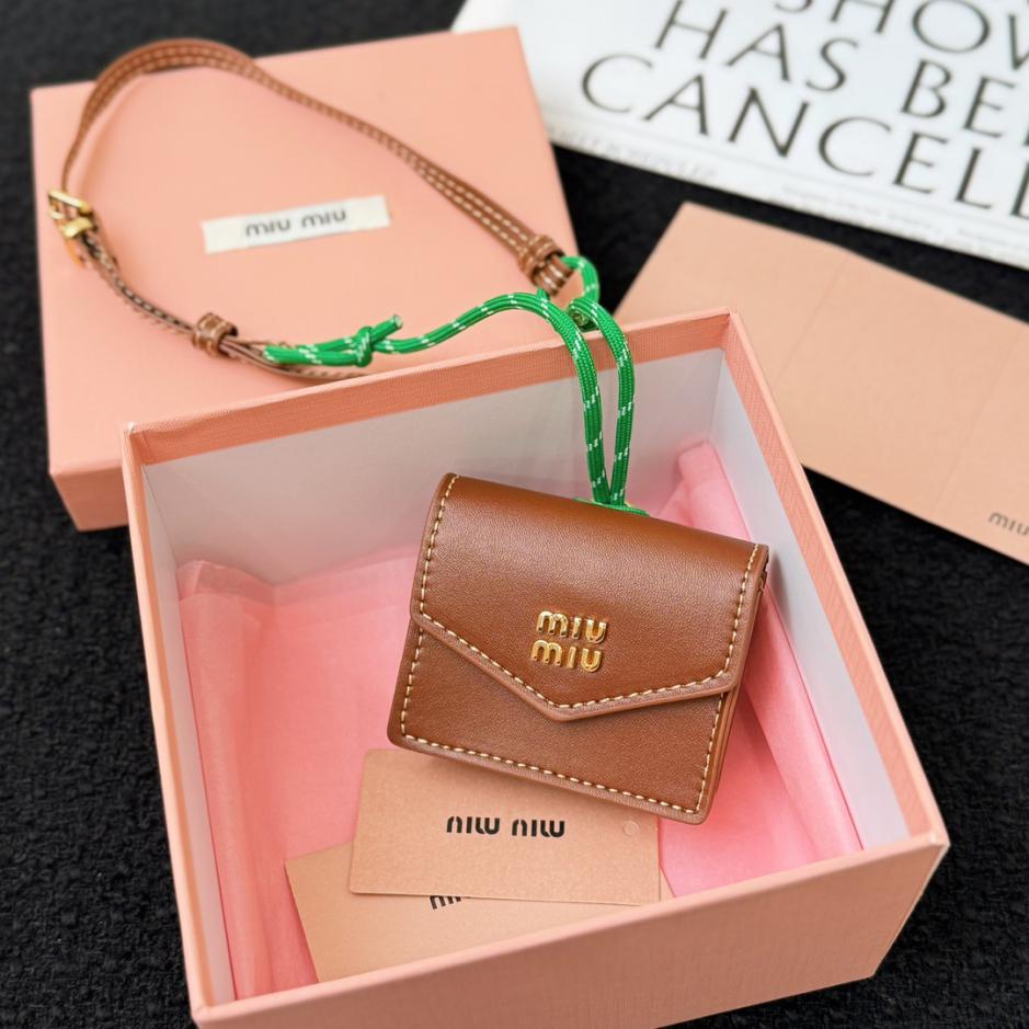 replik,replica,schmuck,1:1,beste,ohrringe,ring,Repliken MIUMIU Leder-Kopfhörertaschen-Lanyard-Anhänger, 3 Farben replik,replica,schmuck,1:1,beste,ohrringe,ring,Repliken MIUMIU Leder-Kopfhörertaschen-Lanyard-Anhänger, 3 Farben