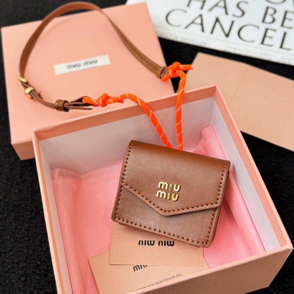 replik,replica,schmuck,1:1,beste,ohrringe,ring,Repliken MIUMIU Leder-Kopfhörertaschen-Lanyard-Anhänger, 3 Farben replik,replica,schmuck,1:1,beste,ohrringe,ring,Repliken MIUMIU Leder-Kopfhörertaschen-Lanyard-Anhänger, 3 Farben