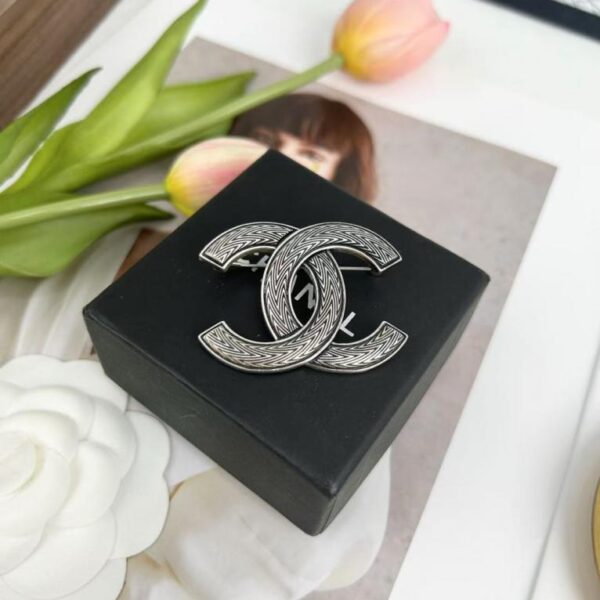 replik,replica,schmuck,1:1,beste,ohrringe,ring,Repliken Chanel – Antike, silberne Fashion-Klassiker-Brosche mit Doppel-C (9DX4Z)