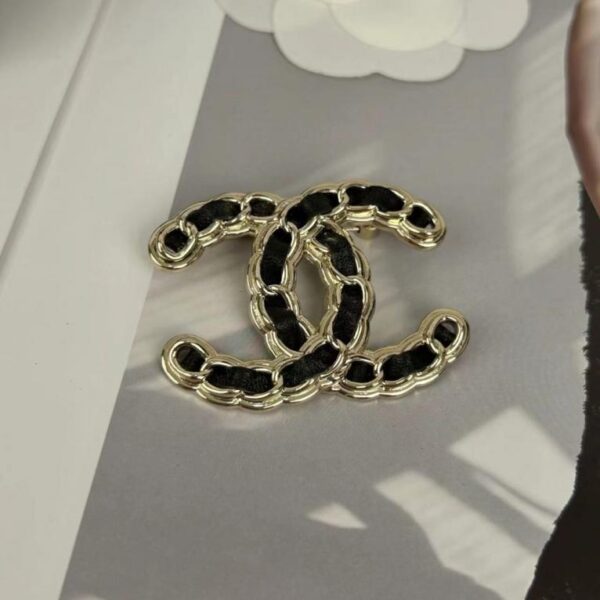 replik,replica,schmuck,1:1,beste,ohrringe,ring,Repliken Chanel klassische Doppel-C-Lederbrosche (E9AH8)