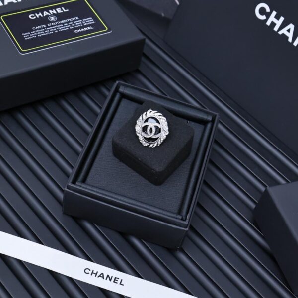 replik,replica,schmuck,1:1,beste,ohrringe,ring,Repliken Chanel 25s ovale Federbrosche mit Diamanten (J3UQU)