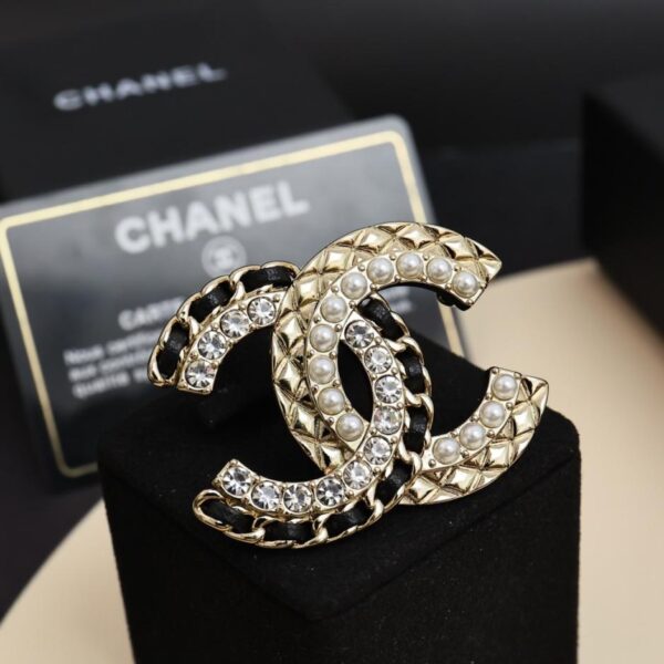 replik,replica,schmuck,1:1,beste,ohrringe,ring,Repliken Chanel Lammleder-Brosche mit Strass und Doppel-C-Muster, Strasssteinen, Perlen, Lammleder (NQ35D)