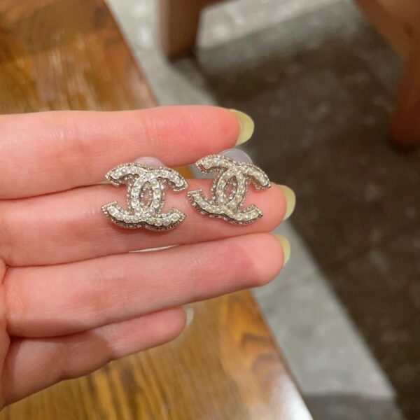 replik,replica,schmuck,1:1,beste,ohrringe,ring,Repliken Chanel Klassische Perlenbrosche mit Doppel-C-Anhänger (12Q5S)