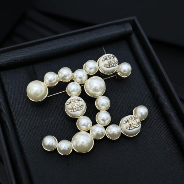 replik,replica,schmuck,1:1,beste,ohrringe,ring,Repliken Chanel Klassische Perlenbrosche mit Doppel-C-Anhänger (12Q5S)