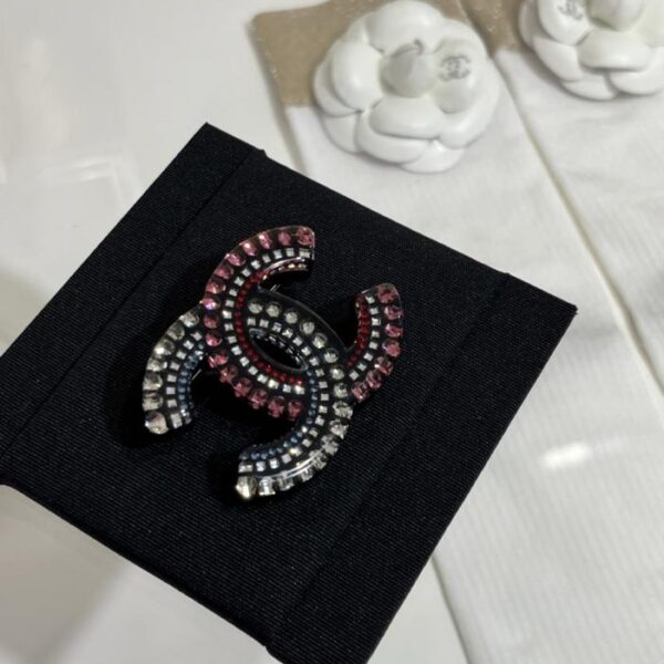 replik,replica,schmuck,1:1,beste,ohrringe,ring,Repliken Chanel 25s neue schwarze Doppel-C-Brosche mit Acrylfarbe und Kristall (PLFP7)