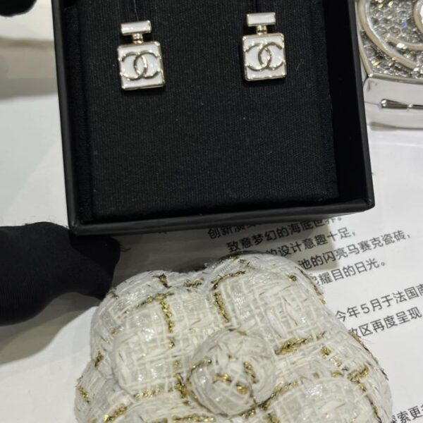 replik,replica,schmuck,1:1,beste,ohrringe,ring,Repliken Chanel 25s neue verspiegelte, gedrehte Doppel-C-Brosche in Silber (JRQ9N)