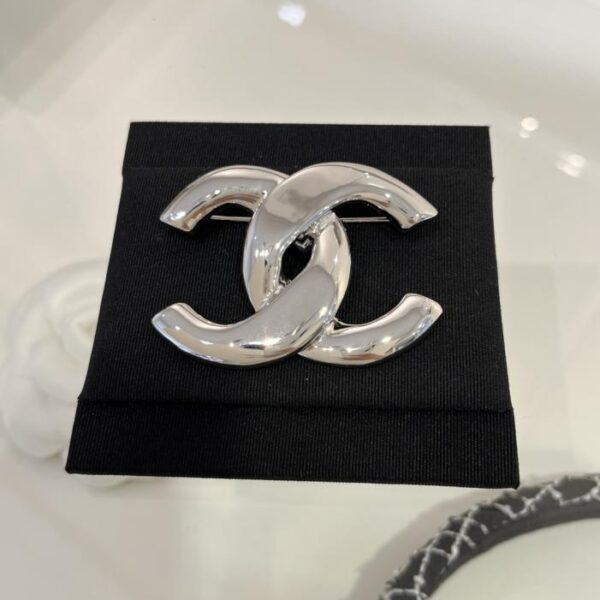replik,replica,schmuck,1:1,beste,ohrringe,ring,Repliken Chanel 25s neue verspiegelte, gedrehte Doppel-C-Brosche in Silber (JRQ9N)