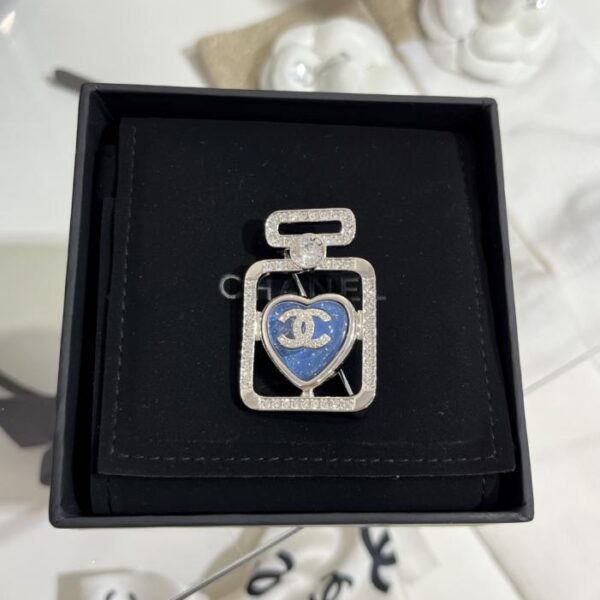 replik,replica,schmuck,1:1,beste,ohrringe,ring,Repliken Chanel 25P neue silberne Parfümflaschenbrosche mit blauem Herz und Doppel-C-Anhänger und Diamanten (O1KSQ)