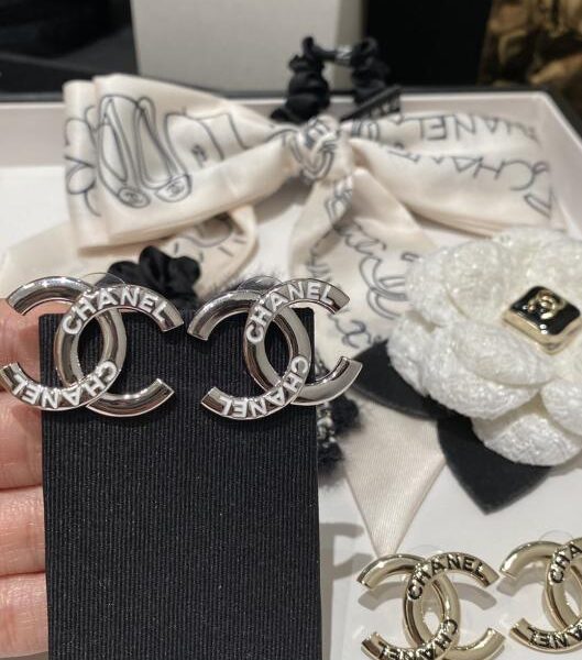 replik,replica,schmuck,1:1,beste,ohrringe,ring,Repliken Chanel 𝟐𝟓𝐜 Silberne Ohrringe mit Doppel-C-Buchstaben und weißer Glasur (M44FP)