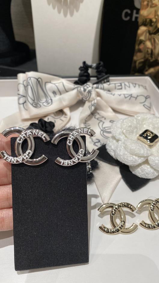replik,replica,schmuck,1:1,beste,ohrringe,ring,Repliken Chanel 𝟐𝟓𝐜 Silberne Ohrringe mit Doppel-C-Buchstaben und weißer Glasur (M44FP) replik,replica,schmuck,1:1,beste,ohrringe,ring,Repliken Chanel 𝟐𝟓𝐜 Silberne Ohrringe mit Doppel-C-Buchstaben und weißer Glasur (M44FP)
