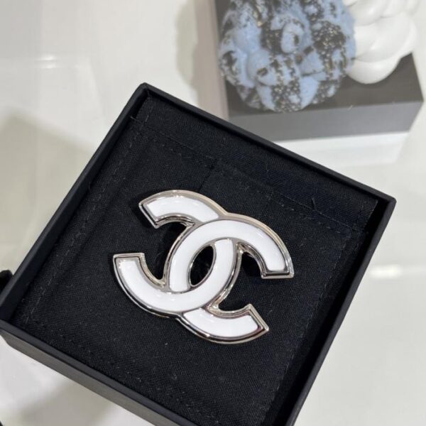 replik,replica,schmuck,1:1,beste,ohrringe,ring,Repliken Chanel 25s neue weiße Emaille-Brosche mit Doppel-C-Silber (MKT3S)