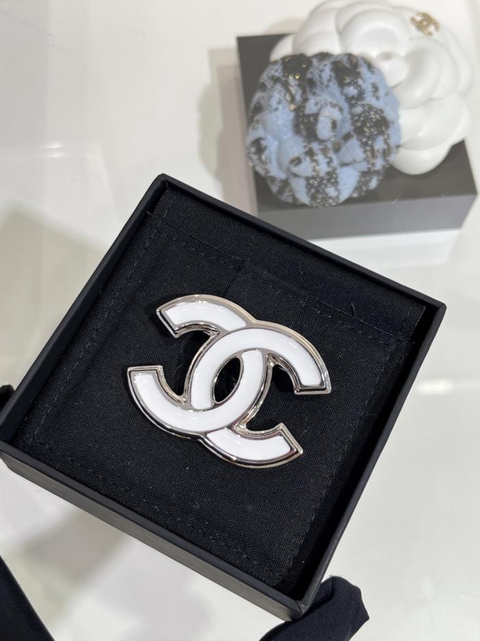 replik,replica,schmuck,1:1,beste,ohrringe,ring,Repliken Chanel 25s neue weiße Emaille-Brosche mit Doppel-C-Silber (MKT3S) replik,replica,schmuck,1:1,beste,ohrringe,ring,Repliken Chanel 25s neue weiße Emaille-Brosche mit Doppel-C-Silber (MKT3S)