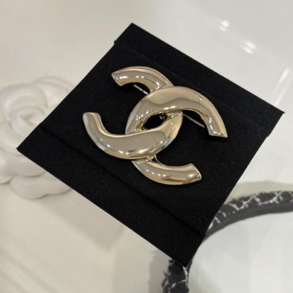 replik,replica,schmuck,1:1,beste,ohrringe,ring,Repliken Chanel 25s neue, verspiegelte, gedrehte Doppel-C-Brosche aus Gold (B85MU)