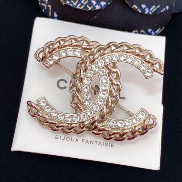 replik,replica,schmuck,1:1,beste,ohrringe,ring,Repliken Das Chanel-Doppel-C hat ausgehöhlte Kanten und das mittlere Doppel-C ist mit Swarovski-Kristallen verziert. Brosche (BM08W)
