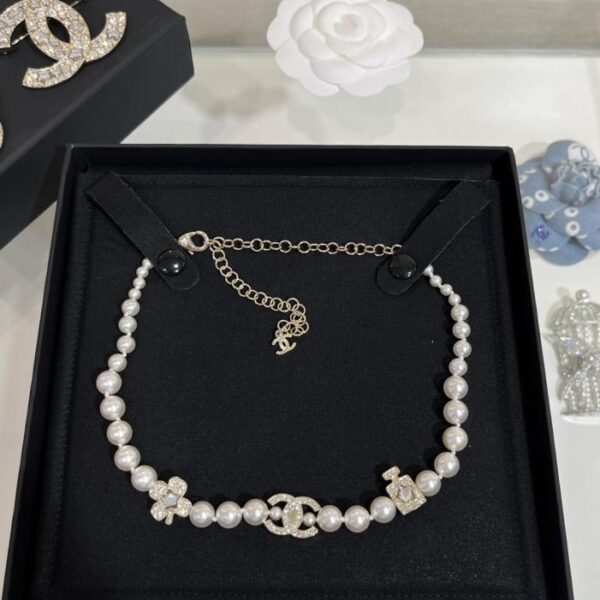 replik,replica,schmuck,1:1,beste,ohrringe,ring,Repliken Chanel 25P neue weiße feine Glitzer-Emaille-Schleife voller Diamanten Doppel-C-Perlenkette Choker weiße Emaille (D1FD4)