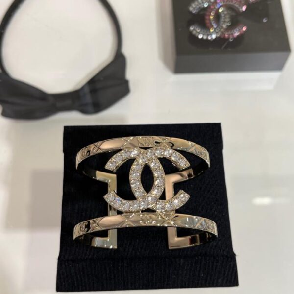 replik,replica,schmuck,1:1,beste,ohrringe,ring,Repliken Top-Version Chanel 25P neues Goldarmband mit Volldiamanten, Doppel-C-Diamantmuster, hohl, weit geöffnet (5V3J9)